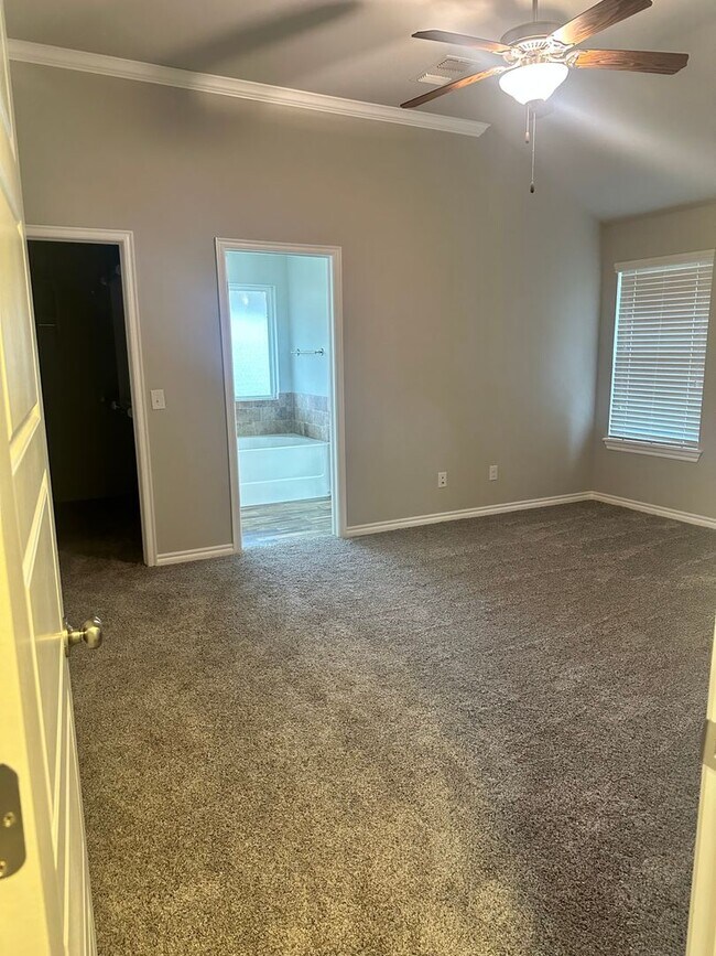 Building Photo - FIRST MONTH FREE! Great Location!