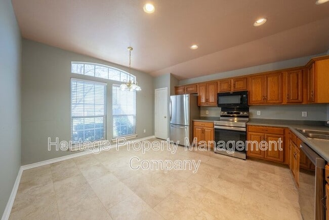 Building Photo - 1435 Bluff Forest