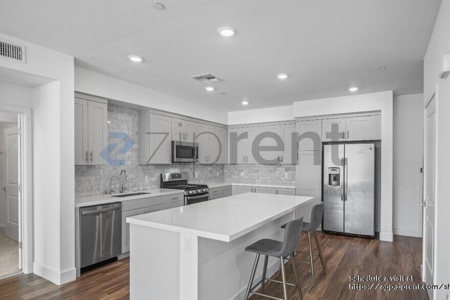 Building Photo - 5925 Charlotte Dr