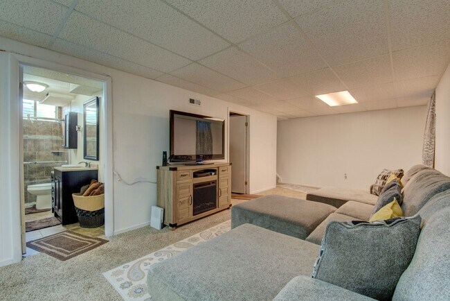 Building Photo - 5553 Crystal Way