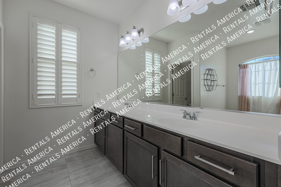 Building Photo - 12038 W Polk St