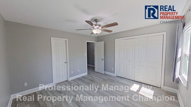 Building Photo - Beautifully 2 BD/1.5 BA End Unit Townhouse w/Garage