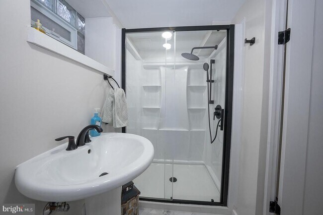 Building Photo - 227 E Hathaway Ln