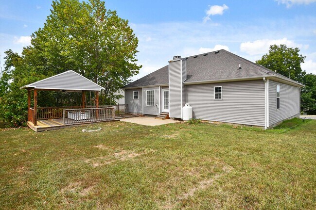 Building Photo - Pet Friendly Three Bedroom!