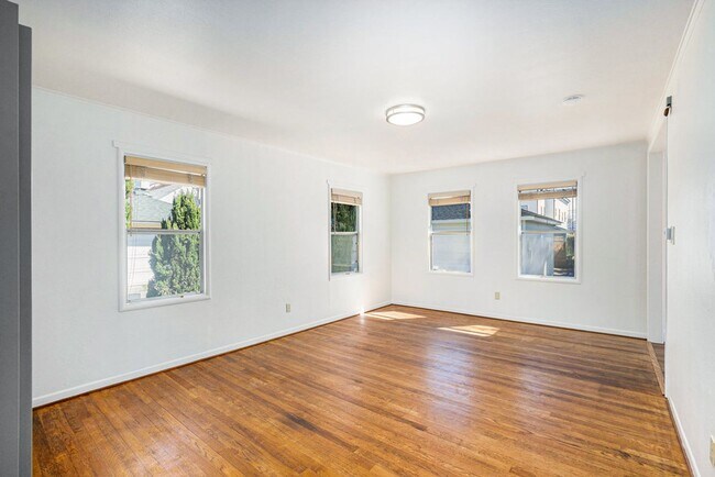 Building Photo - 1542 Bay St. - 2 bedroom | 1 bath | Large backyard