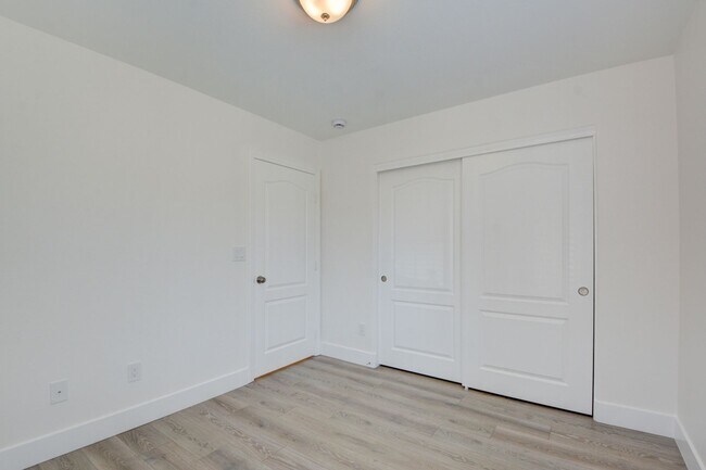 Building Photo - 2 Story 2 Bedroom Gated Community Amazing Location