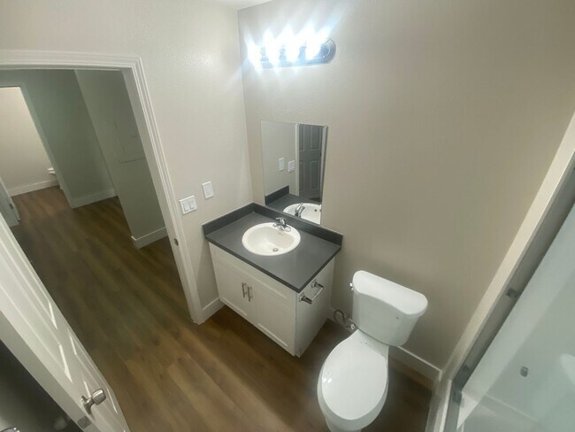 Building Photo - 637 Shepherd Ave