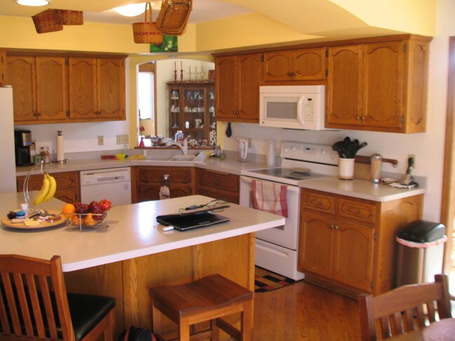 Kitcheck - 14520 W Maylore Ct