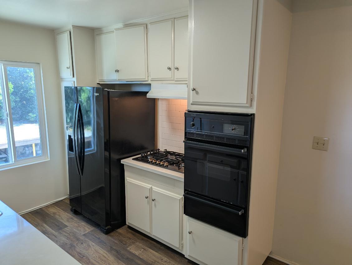 Kitchen - fridge, stovetop, oven - 1311 Lyndon St