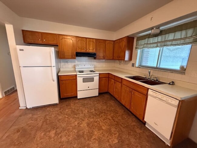 Building Photo - Charming 2-Bedroom Duplex with Modern Upda...