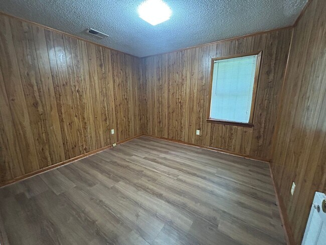 Building Photo - 307 Pinewood St