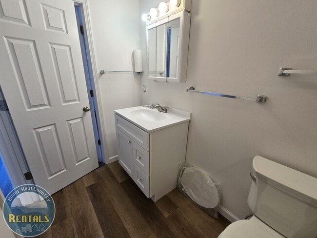 Building Photo - 3-Bed/1.5-Bath Duplex Unit Available - Close to Campus!