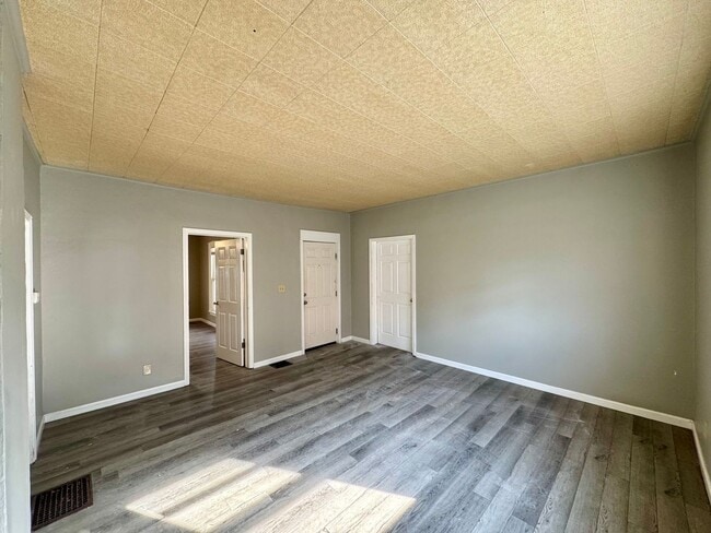 Building Photo - short term lease available