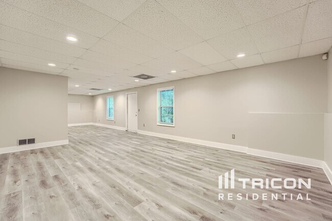 Building Photo - 4880 Bankside Way