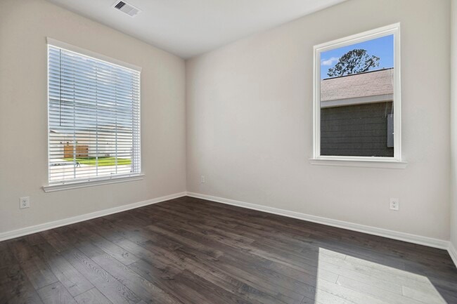 Building Photo - 15463 Maple Ter Dr