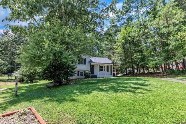 Building Photo - Cute 3/1.5 Close to RTP