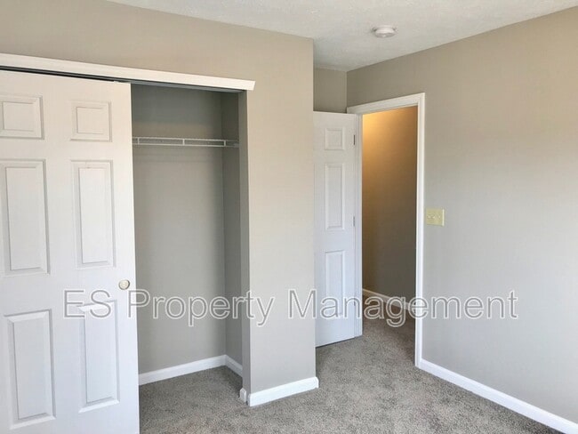 Building Photo - 5390 Lakeside Manor Dr