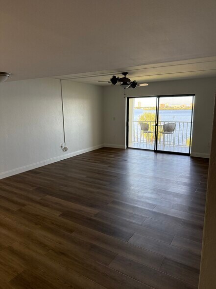 Building Photo - 3131 S Ridgewood Ave