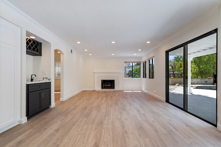 Building Photo - 6143 Lake Lindero Dr