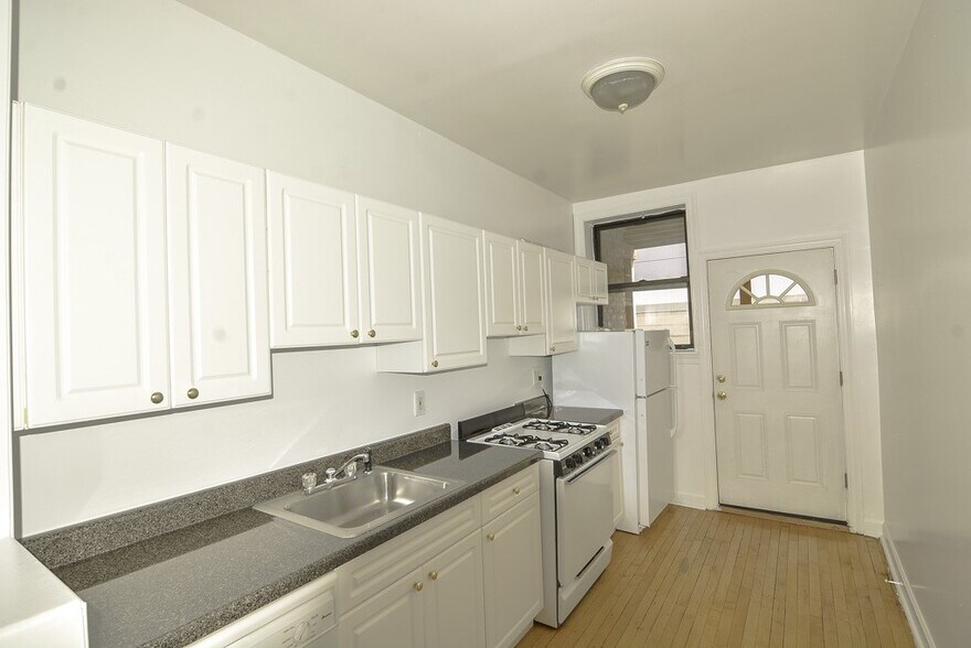 Building Photo - 820 W Waveland Ave