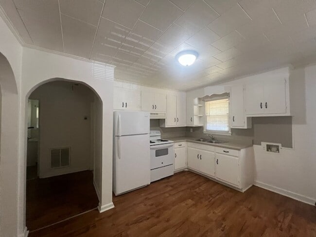 Building Photo - 5519 Higgins ~ Bonnie Doone