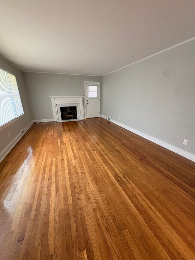 Building Photo - Beautiful newly updated single family home move in ready!