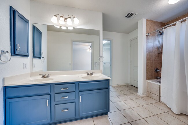 Building Photo - 3 Bedroom/2.5 Bath Pecan Hill Subdivision