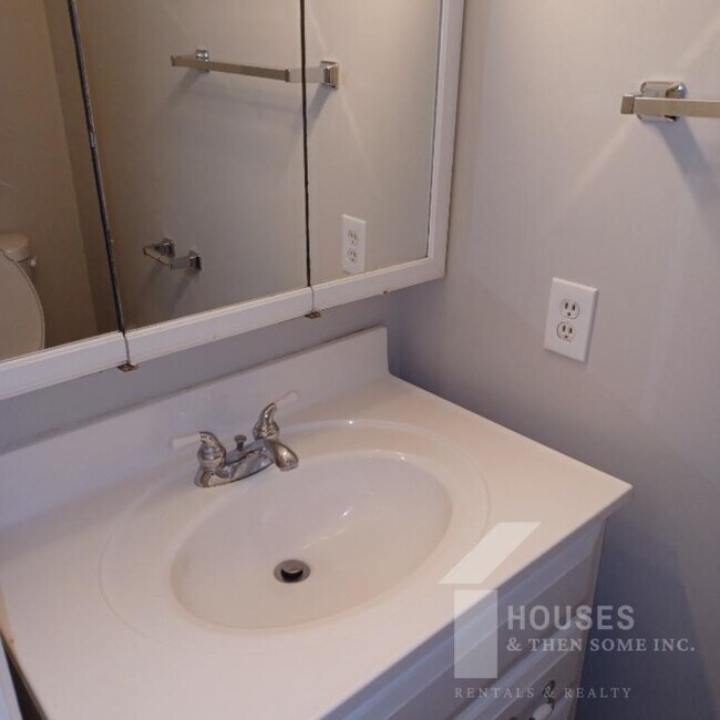 Building Photo - 218 Singing Woods Ln