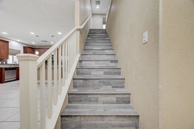 Building Photo - Beautiful 3BR Toscana Home