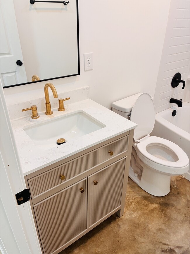 Building Photo - 411 Elm St