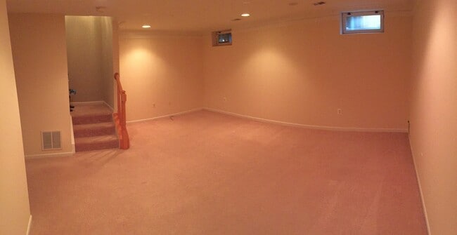 Building Photo - Walden Golf Course - Crofton Townhome - Av...