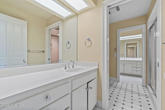 Building Photo - 50 Oak Meadow Rd