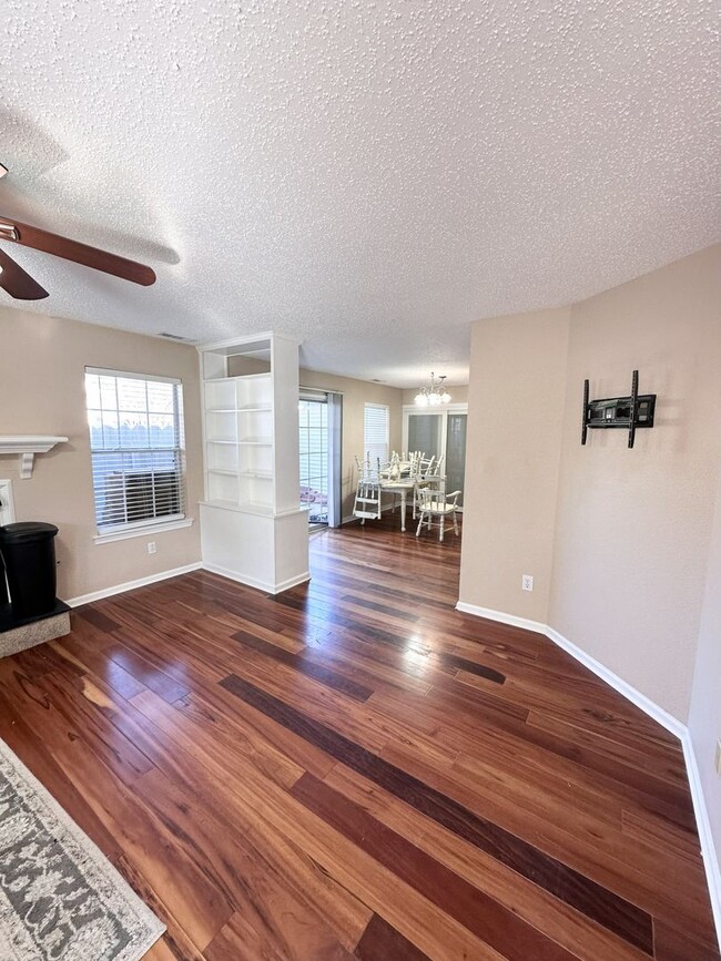 Building Photo - Updated Condo Near Shore Drive