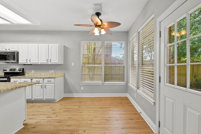 Building Photo - Charming 4-Bed in Clear Lake ISD – Move-In...