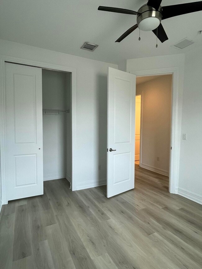 Building Photo - 1393 SW 115th Ave