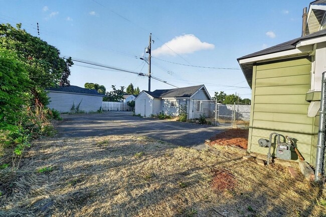 Building Photo - 1503 E Wellesley Ave