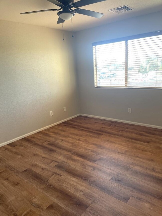 Building Photo - 985 E Saddle Way