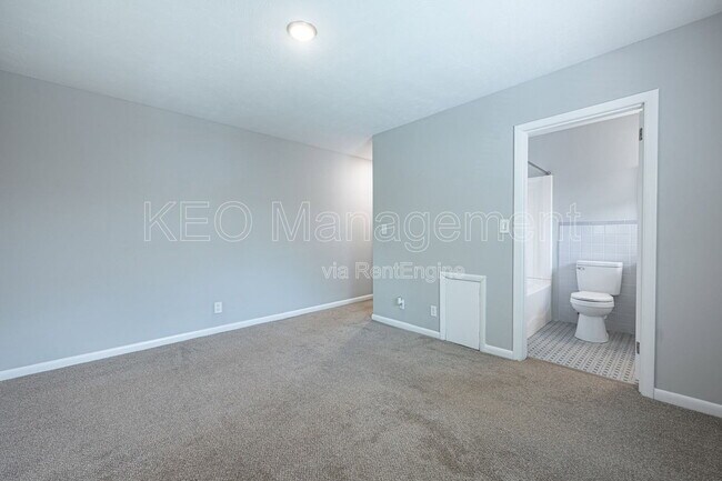 Building Photo - 3080 Southdale Dr