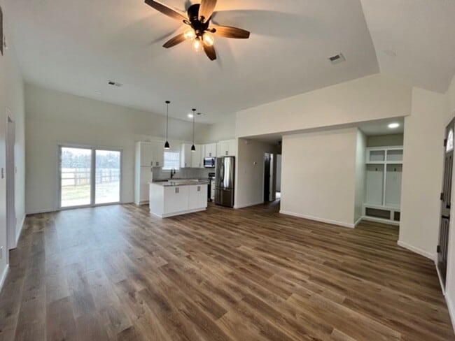 Building Photo - ***MOVE-IN SPECIAL*** $500 OFF *** Beautif...