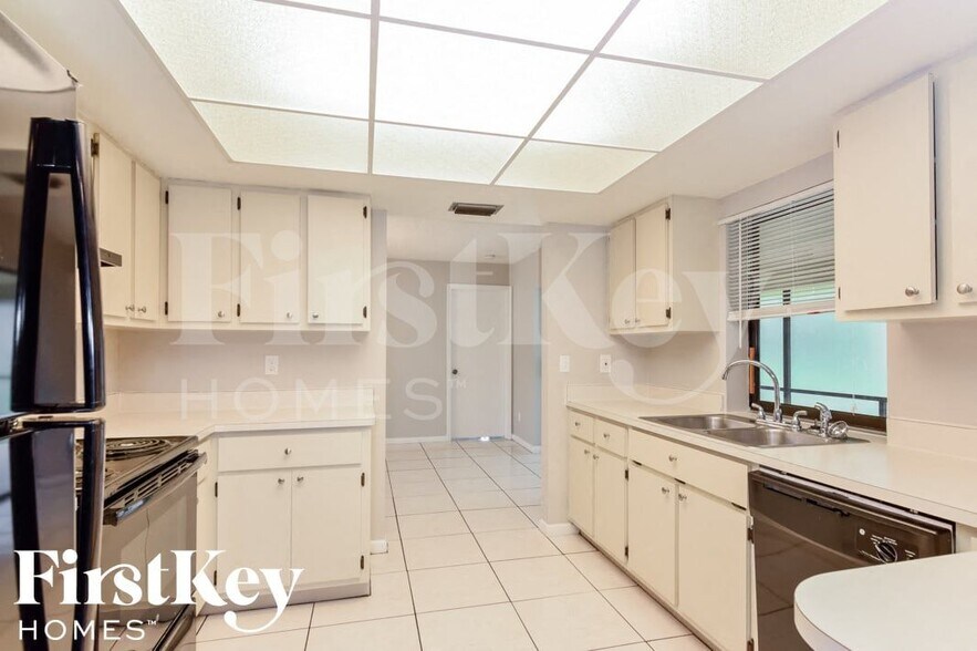 Building Photo - 620 SE 29th St