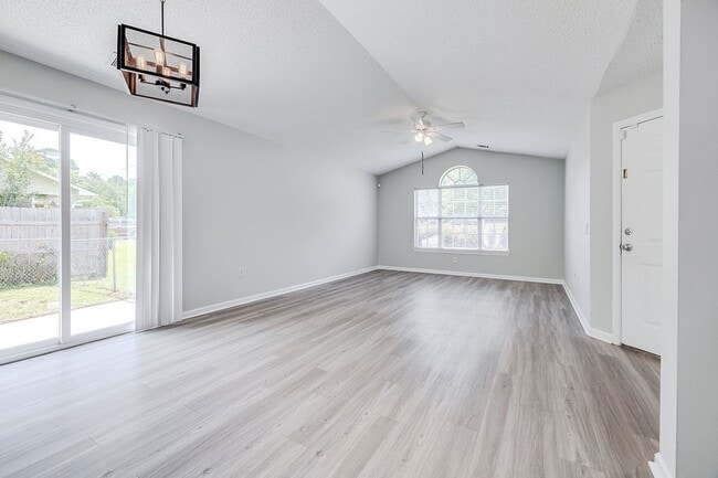 Building Photo - Spacious 3 Bedroom Home with Garage & Large Fenced Yard in Rincon