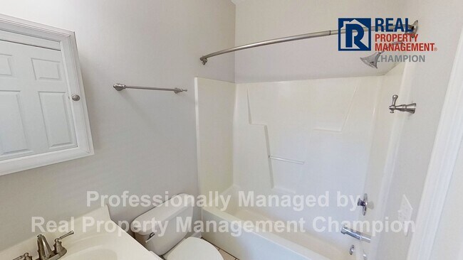Building Photo - Fabulous End Unit Townhome with Three Master Bedrooms