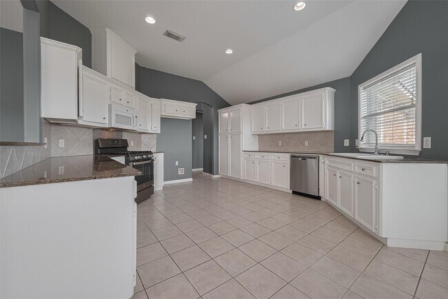 Building Photo - 9631 Highland Pointe Dr