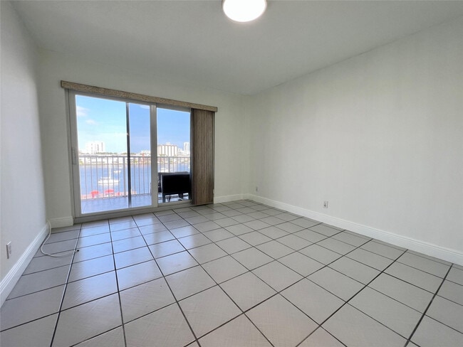 Building Photo - 400 Golden Isles Dr