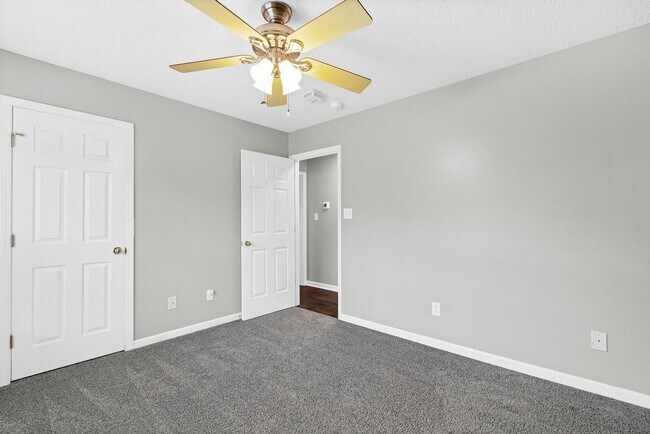 Building Photo - 213 E Ridge Ct