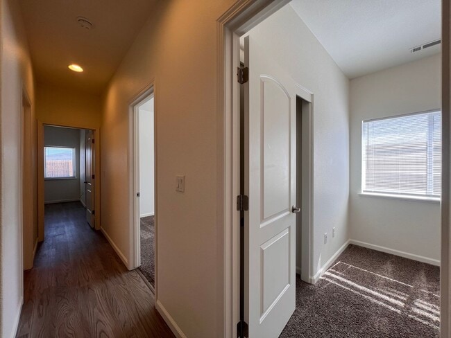 Building Photo - Silverland Estates 3 Bedroom 2 Bathroom Ho...