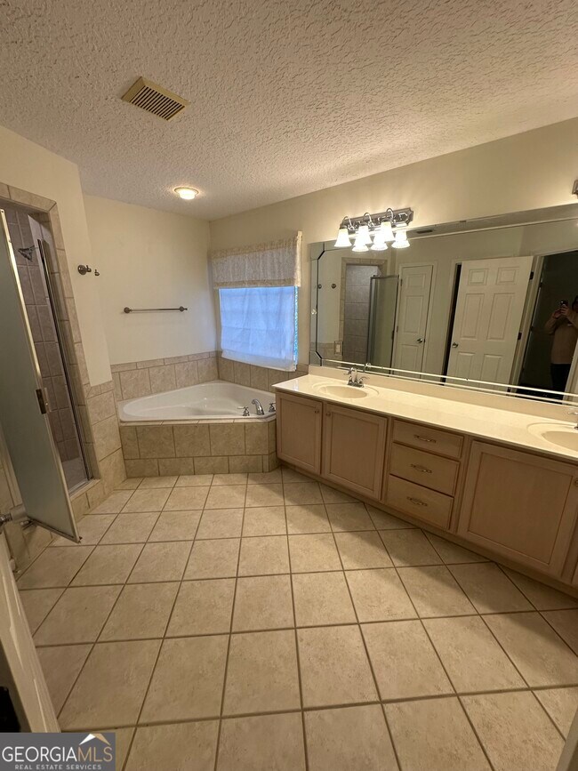 Building Photo - 1024 Greenwillow Dr