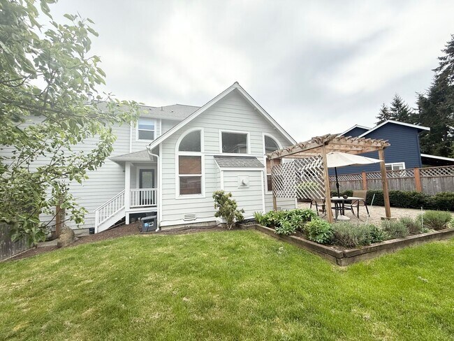 Building Photo - Poulsbo Forest Rock Hills neighborhood house.