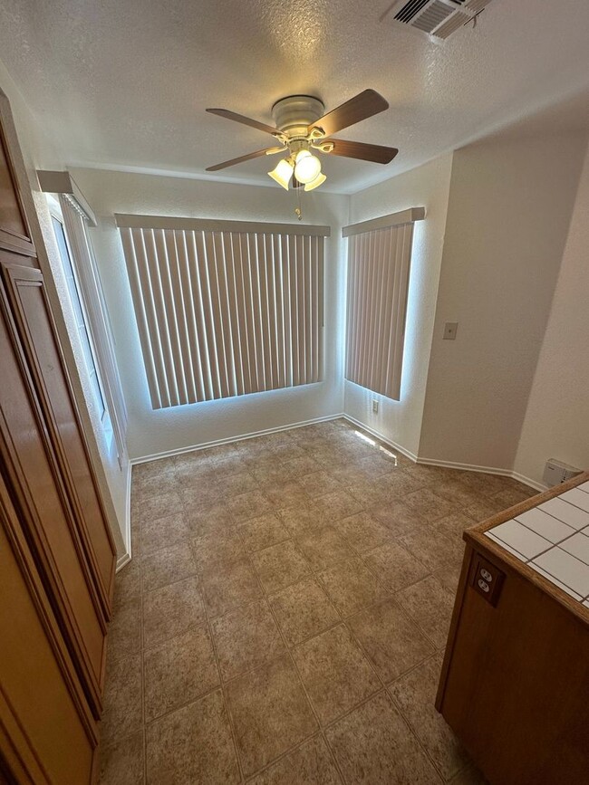 Building Photo - 3 BEDROOM HOME CLOSE TO MOJAVE RD. WEST OF...