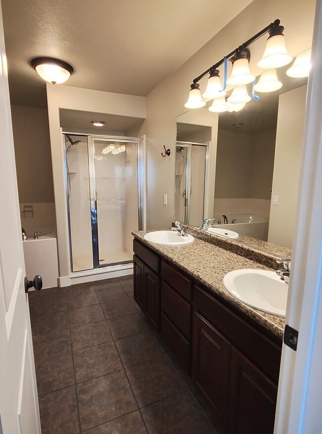 Building Photo - AMAZING CONDO 2 MASTER SUITES 2 CAR GARAGE